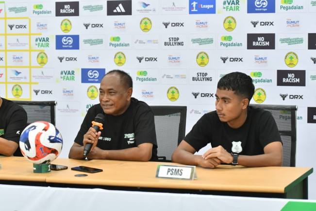 Pelatih PSMS Medan Kas Hartadi bersama pemainnya. [Dok PSMS]